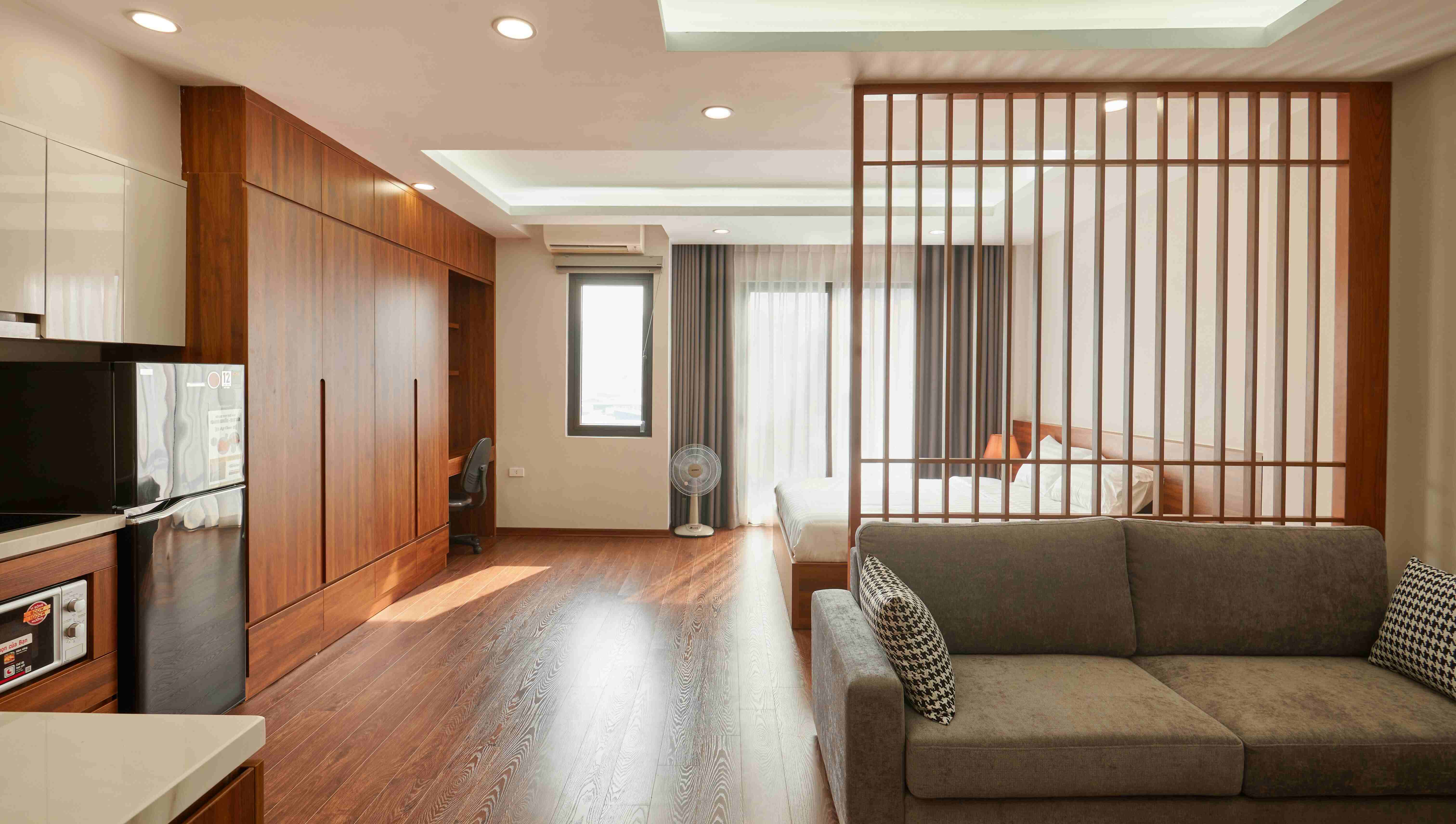 penyekat ruangan wood panel></p>
<p><em><span style=